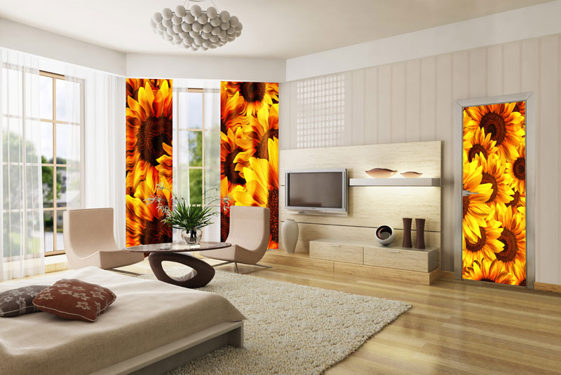 Kombinace závěsu se samolepicí fototapetou na dveře